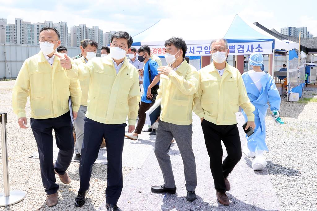 전해철 행정안전부장관이 최근 코로나19확산이 가속화됨에 따라 특별방역점검을 위해 18일 오후 서울시 강서구 임시선별검사소를 방문해 방역현황 및 운영상황 등을 점검하며 관계자들을 격려하고 있다.
