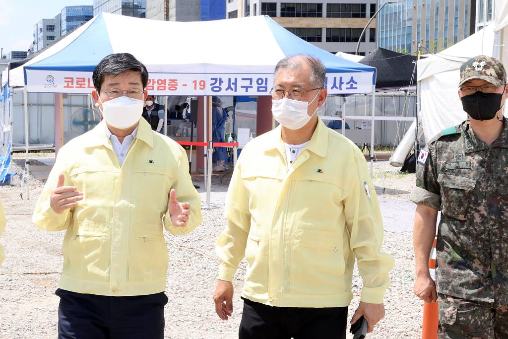 전해철 행정안전부장관이 최근 코로나19확산이 가속화됨에 따라 특별방역점검을 위해 18일 오후 서울시 강서구 임시선별검사소를 방문해 방역현황 및 운영상황 등을 점검하며 관계자들을 격려하고 있다.
