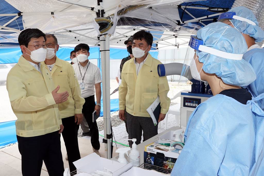 전해철 행정안전부장관이 최근 코로나19확산이 가속화됨에 따라 특별방역점검을 위해 18일 오후 서울시 강서구 임시선별검사소를 방문해 방역현황 및 운영상황 등을 점검하며 관계자들을 격려하고 있다.