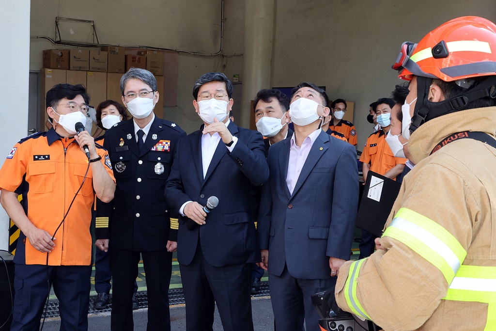 전해철 행정안전부 장관이 15일 오전 추석 명절을 앞두고 대전광역시 유성소방서를 방문하여 소방관들을 격려하며 화재예방과 안전한 현장 활동 등을 당부하고 있다.