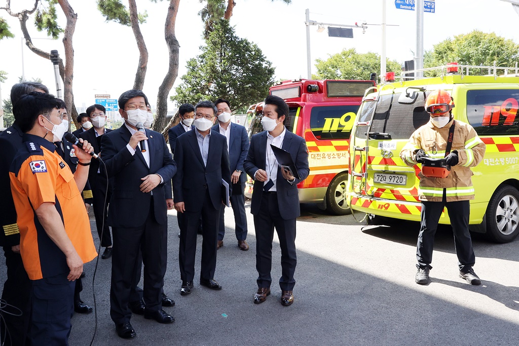 전해철 행정안전부 장관이 15일 오전 추석 명절을 앞두고 대전광역시 유성소방서를 방문하여 소방관들을 격려하며 화재예방과 안전한 현장 활동 등을 당부하고 있다.