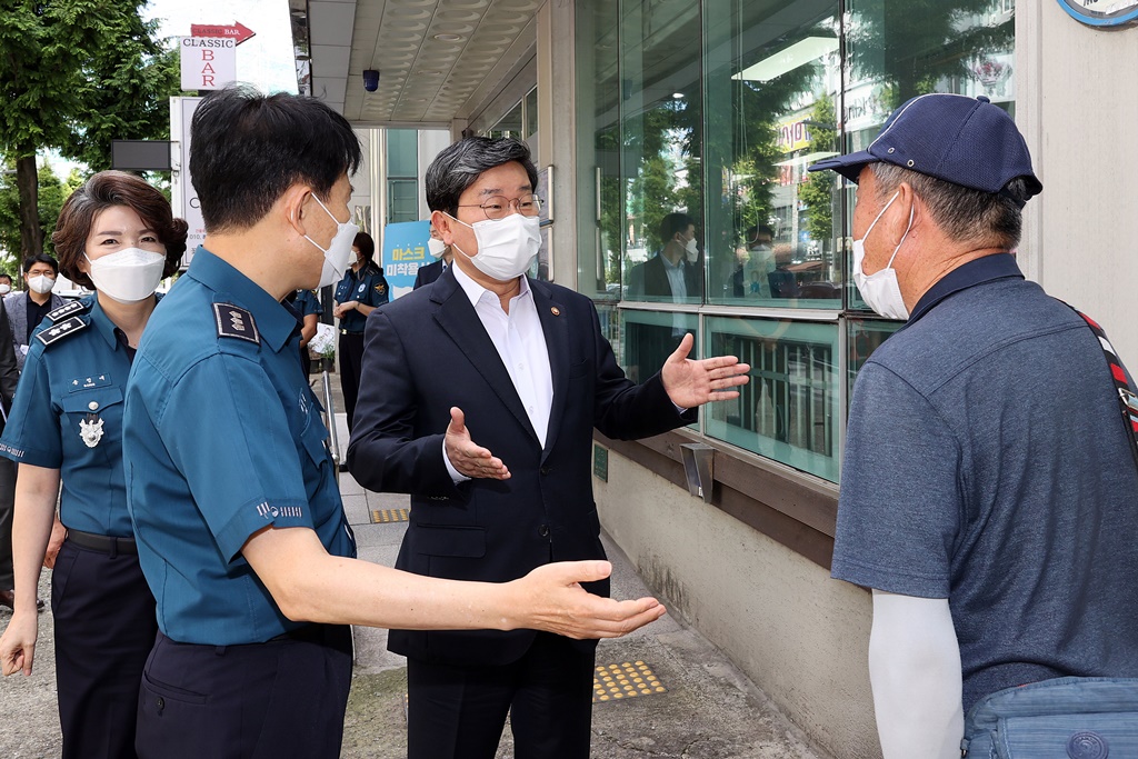 전해철 행정안전부 장관이 15일 오전 추석 명절을 앞두고 대전광역시 유성지구대를 방문하여 치안대책 및 안전 활동 등을 당부하고 아동지킴이 자원봉사대원을 격려하고 있다.