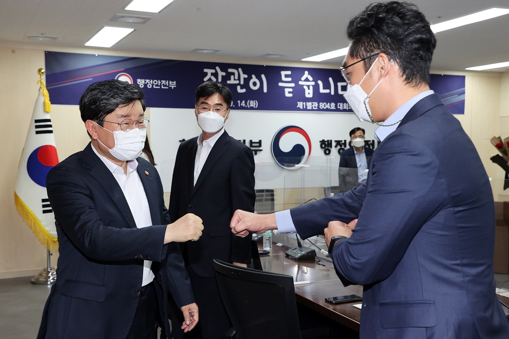 전해철 행정안전부 장관이 6일 오후 정부세종청사에서 직원들과 소통하는 '장관이 듣습니다!'주제로 간담회를 하고 있다.