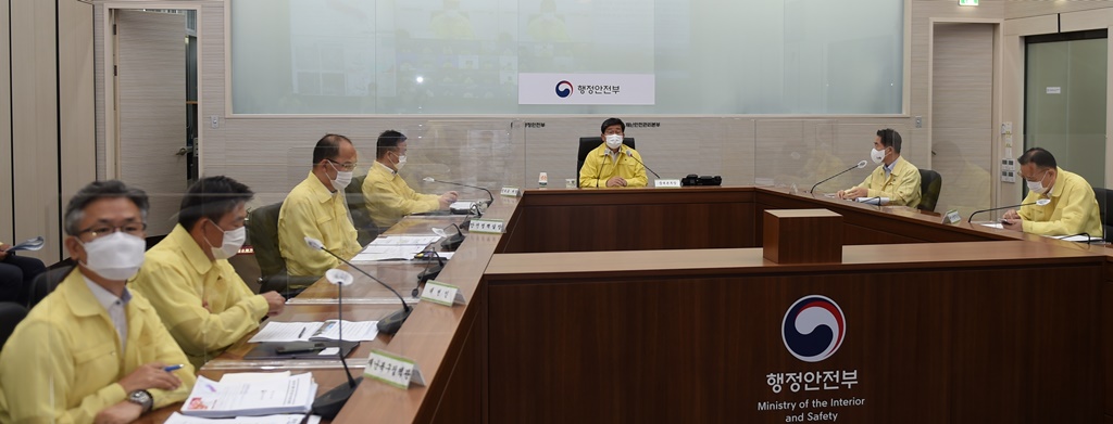 전해철 행정안전부장관이 15일 정부세종2청사 중앙재난안전대책본부 상황실에서 열린 제14호 태풍 '찬투' 북상에 대비해 20개 중앙부처 및 17개 시도 등 관계기관 담당자들과 긴급 영상회의를 주재하고 있다.