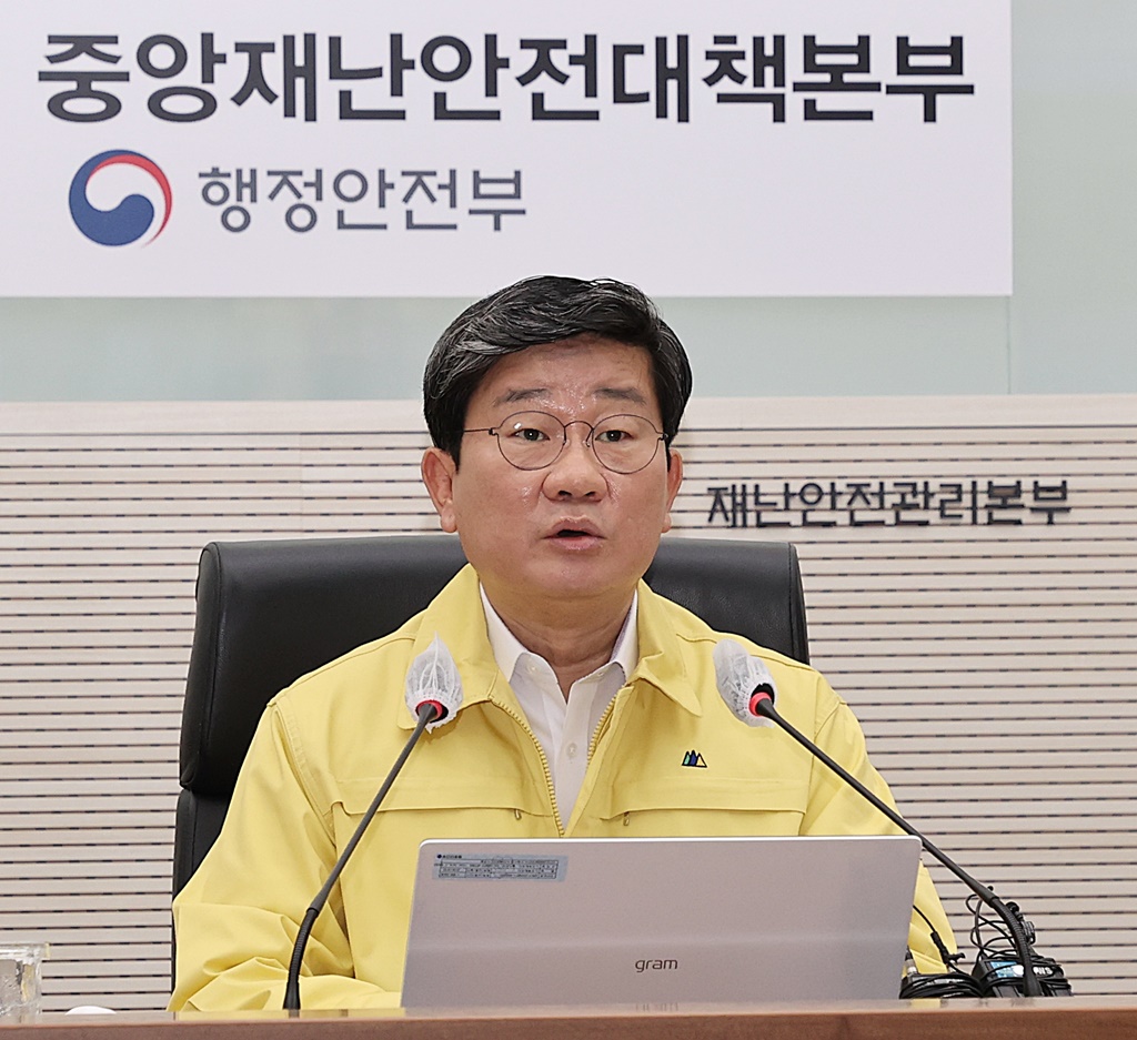 전해철 중앙재난안전대책본부 제2차장(행안부 장관)이 15일 오전 세종시 정부세종2청사 중앙재난안전상황실에서 코로나바이러스감염증-19 방역대책 및 예방접종 추진상황 등에 대한 중앙재난안전대책본부 영상회의에서 모두발언을 하고 있다.