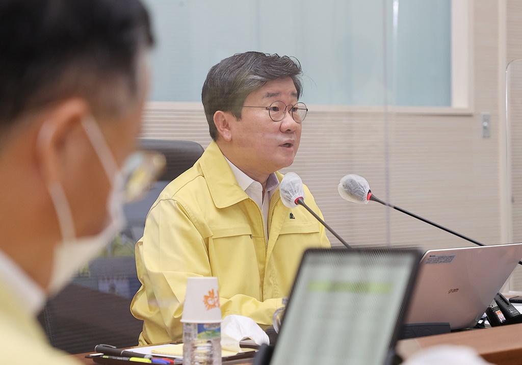 전해철 중앙재난안전대책본부 제2차장(행안부 장관)이 15일 오전 세종시 정부세종2청사 중앙재난안전상황실에서 코로나바이러스감염증-19 방역대책 및 예방접종 추진상황 등에 대한 중앙재난안전대책본부 영상회의에서 모두발언을 하고 있다.