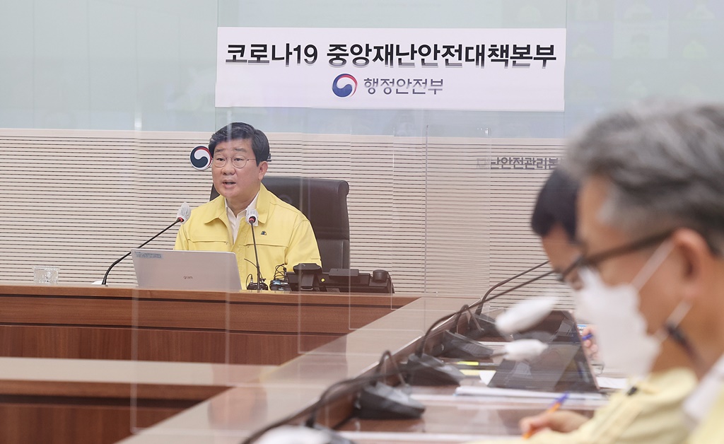 전해철 중앙재난안전대책본부 제2차장(행안부 장관)이 15일 오전 세종시 정부세종2청사 중앙재난안전상황실에서 코로나바이러스감염증-19 방역대책 및 예방접종 추진상황 등에 대한 중앙재난안전대책본부 영상회의에서 모두발언을 하고 있다.