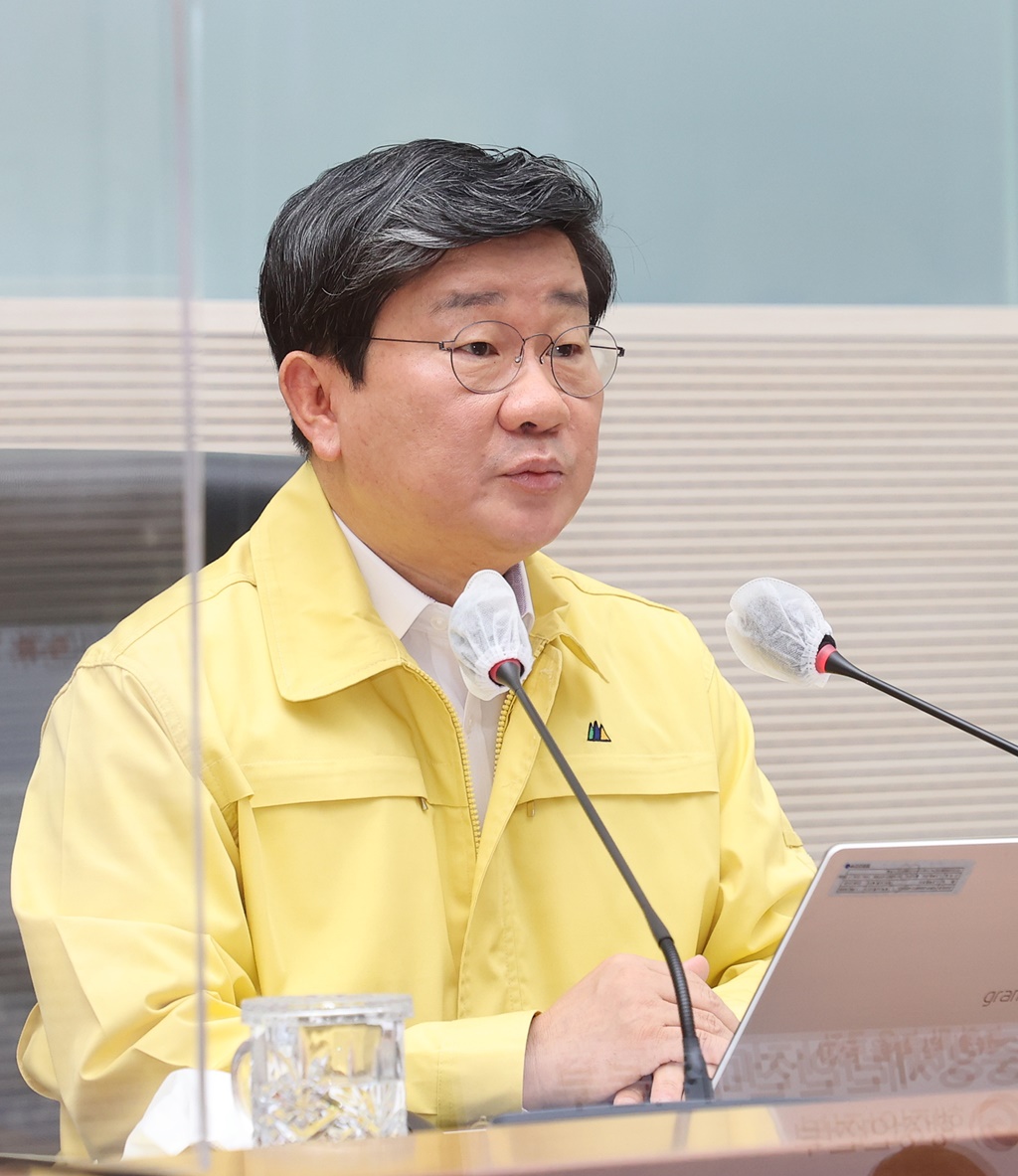 전해철 중앙재난안전대책본부 제2차장(행안부 장관)이 15일 오전 세종시 정부세종2청사 중앙재난안전상황실에서 코로나바이러스감염증-19 방역대책 및 예방접종 추진상황 등에 대한 중앙재난안전대책본부 영상회의에서 모두발언을 하고 있다.