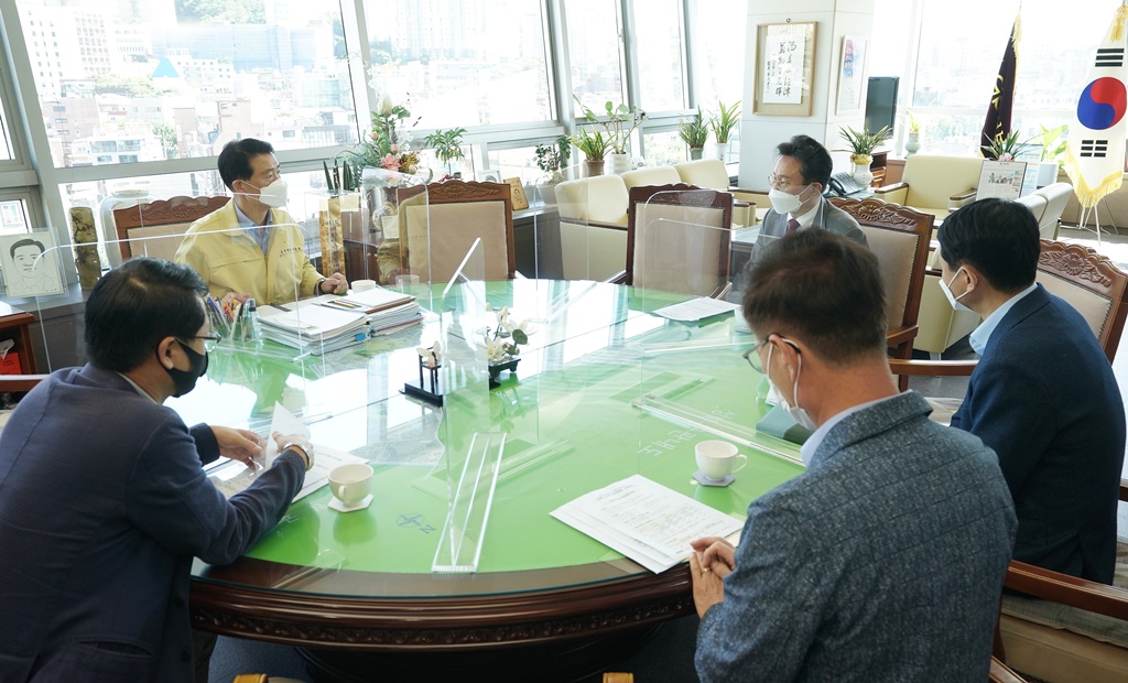 고규창 행정안전부 차관이 15일  오전 서울시 성북구청을 찾아 이승로 구청장을 만나 코로나 상생 국민지원금 집행 현황에 대해 이야기를 나누고 있다.