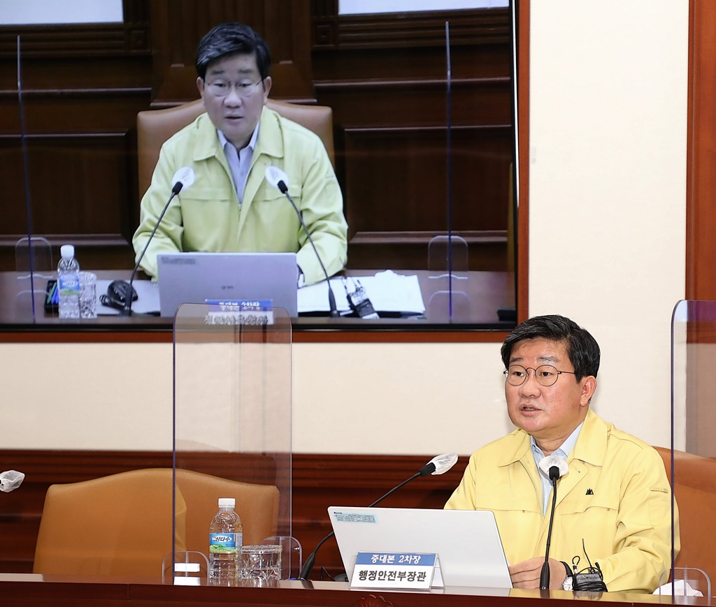 Interior and Safety Minister Jeon Hae-cheol, Vice Head 2 of the Central Disaster and Safety Countermeasures Headquarters (CDSCH), gives opening remarks at a video meeting of CDSCH on responses to COVID-19 and vaccination at the video conference room in Government Complex Seoul on October 3. 