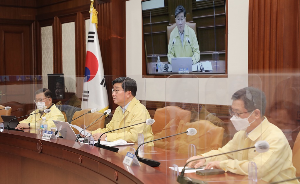 Interior and Safety Minister Jeon Hae-cheol, Vice Head 2 of the Central Disaster and Safety Countermeasures Headquarters (CDSCH), gives opening remarks at a video meeting of CDSCH on responses to COVID-19 and vaccination at the video conference room in Government Complex Seoul on October 3. 