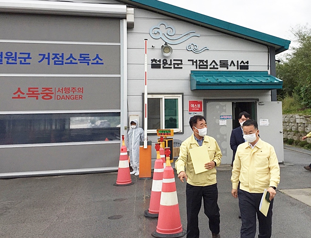 이승우 행정안전부 재난안전관리본부장이 8일 오후 아프리카돼지열병(ASF) 등 가축전염병 예방 및 확산 방지를 위해 강원도 철원군 갈말읍 소재 거점소독시설을 방문해 현장 방역상황을 점검하고 있다.
