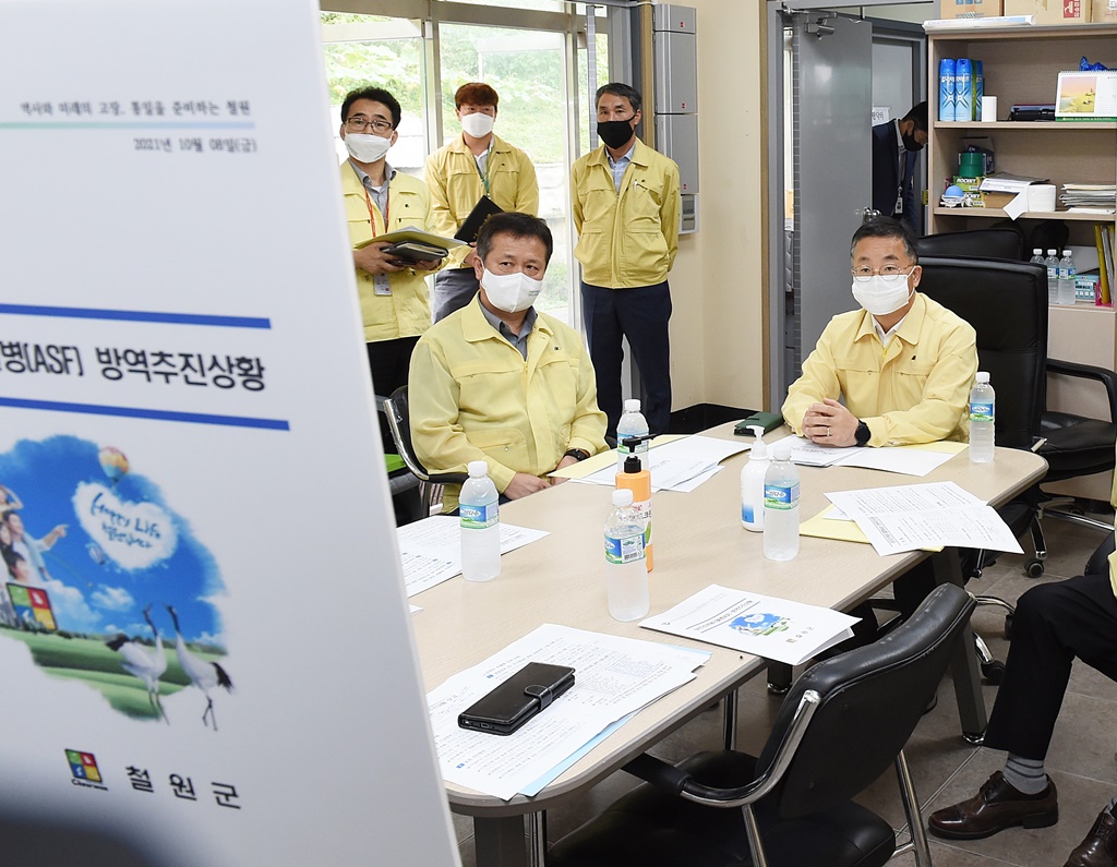 이승우 행정안전부 재난안전관리본부장이 8일 오후 아프리카돼지열병(ASF) 등 가축전염병 예방 및 확산 방지를 위해 강원도 철원군 갈말읍 소재 거점소독시설을 방문해 소독시설 현황을 보고 받고 애로사항을 청취하고 있다.