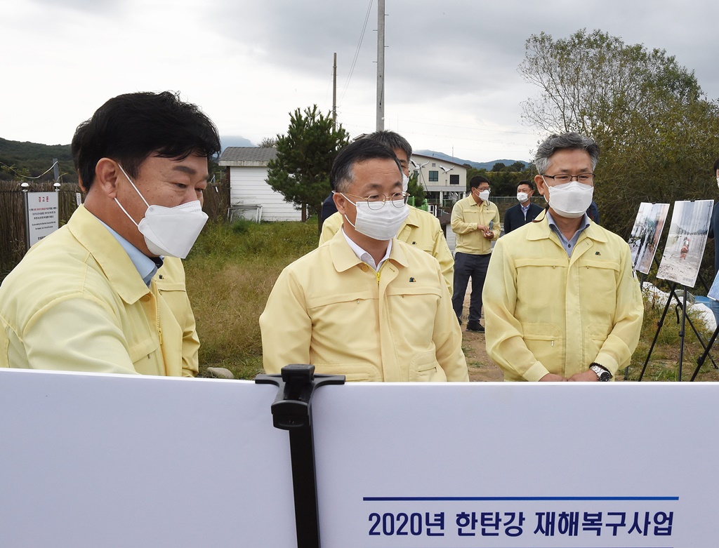 이승우 행정안전부 재난안전관리본부장이 8일 강원도 철원군 동송읍 이길리지구 지구단위종합복구사업 현장을 찾아 한탄강 제방 및 집단 이주단지 조성 현황을 보고 받고, 관계자들을 격려하고 있다.