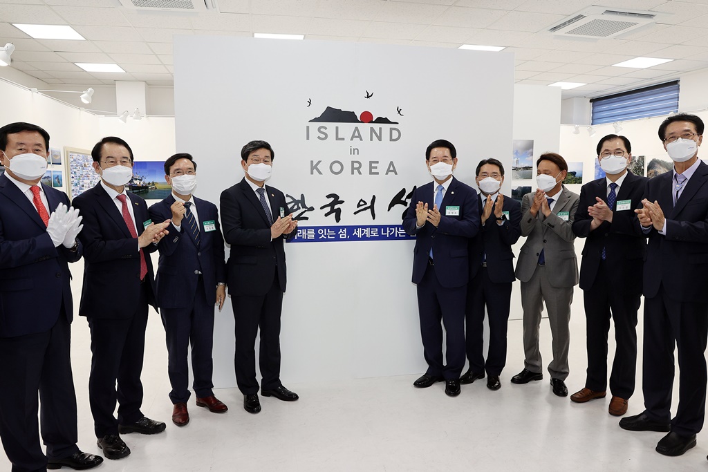 8일 오후 전남 목포시 삼학도에서 열린 한국섬진흥원 출범식에서 전해철 행정안전부 장관, 김영록 전남도지사 등 관계자들이 홍보 전시관을 둘러보고 있다.
