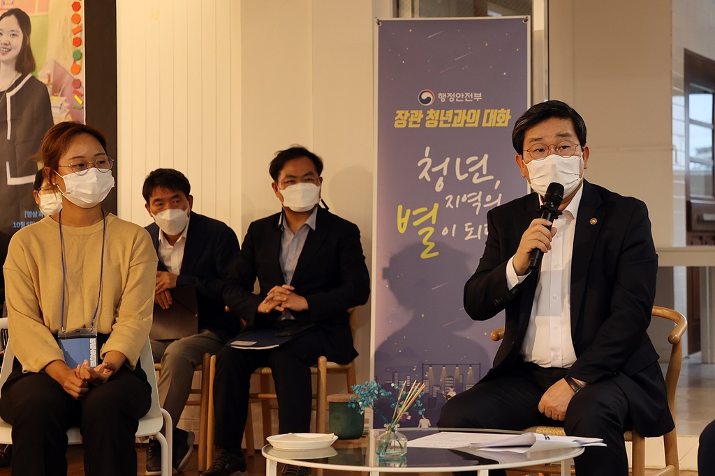전해철 행정안전부 장관이 8일 오후 전남 목포시 청년 '괜찮아마을'을 방문하여 청년들의 사업 지원방안 및 애로사항 등을 청취하는 간담회를 하고 있다.