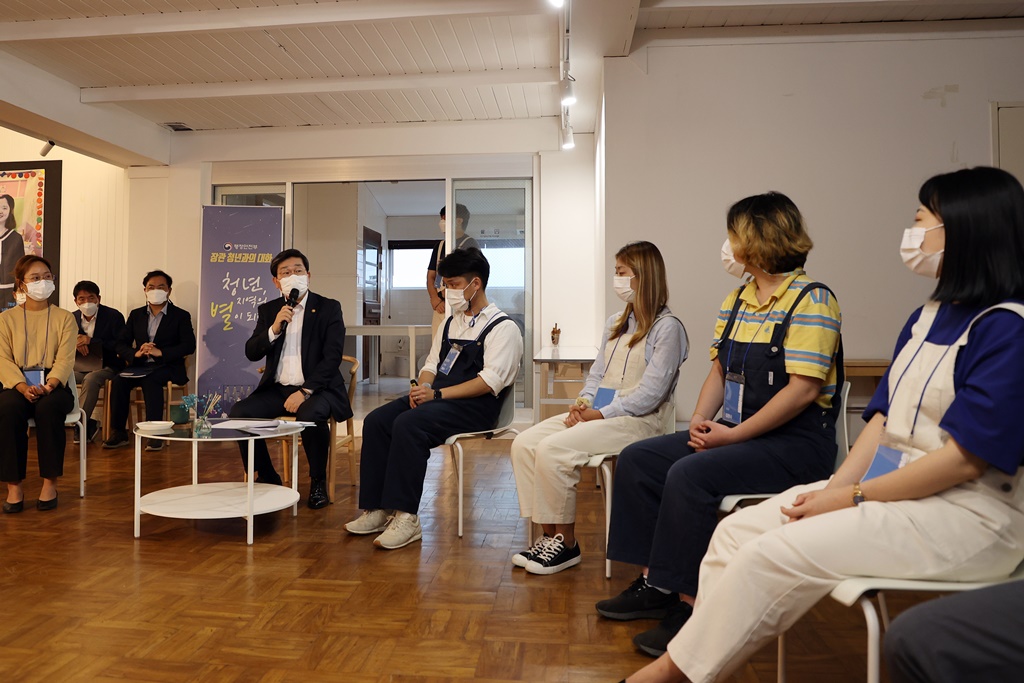 전해철 행정안전부 장관이 8일 오후 전남 목포시 청년 '괜찮아마을'을 방문하여 청년들의 사업 지원방안 및 애로사항 등을 청취하는 간담회를 하고 있다.