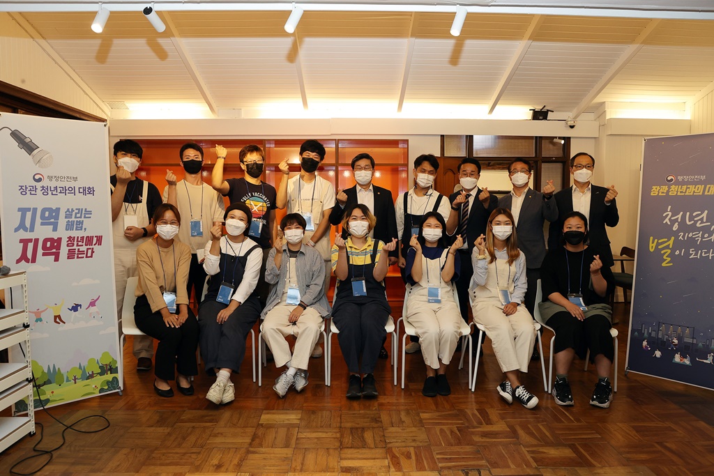전해철 행정안전부 장관이 8일 오후 전남 목포시 청년 '괜찮아마을'을 방문하여 청년들의 사업 지원방안 및 애로사항 등을 청취하는 간담회를 하고 있다.