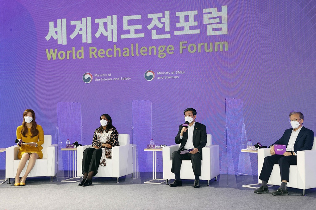 13일 오후 서울 마포구 상암동 중소기업중앙회에서 열린 '2021 실패박람회' 국제 컨퍼런스에서 전해철 행정안전부 장관, 권칠승 중소벤처기업부 장관 등이 '실패와 재도전' 주제로 대담 토론하고 있다.
