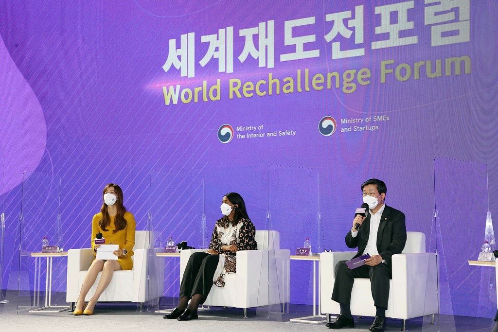 13일 오후 서울 마포구 상암동 중소기업중앙회에서 열린 '2021 실패박람회' 국제 컨퍼런스에서 전해철 행정안전부 장관, 권칠승 중소벤처기업부 장관 등이 '실패와 재도전' 주제로 대담 토론하고 있다.