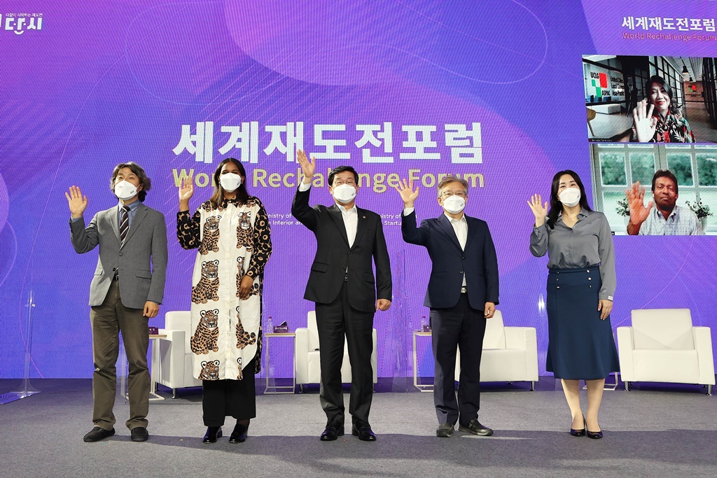 13일 오후 서울 마포구 상암동 중소기업중앙회에서 열린 '2021 실패박람회' 국제 컨퍼런스에서 전해철(가운데) 행정안전부 장관, 권칠승 중소벤처기업부 장관 등이 '실패와 재도전' 주제로 대담 토론 뒤 퍼포먼스를 하고 있다.