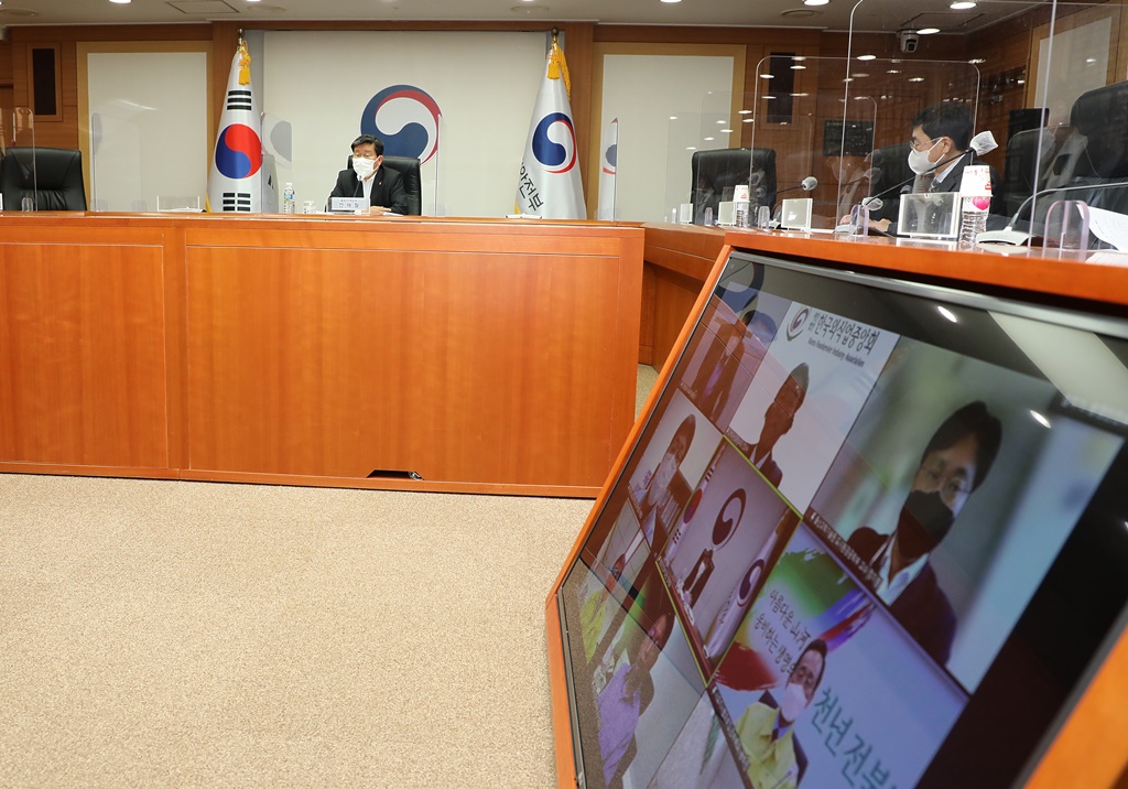 Minister Jeon Hae-cheol of the Interior and Safety is giving opening remarks at the virtually held '3rd Autonomy and Safety Subcommittee' of the Committee for Recovery of Normal Life from COVID-19 at Government Complex Seoul on Oct. 25.