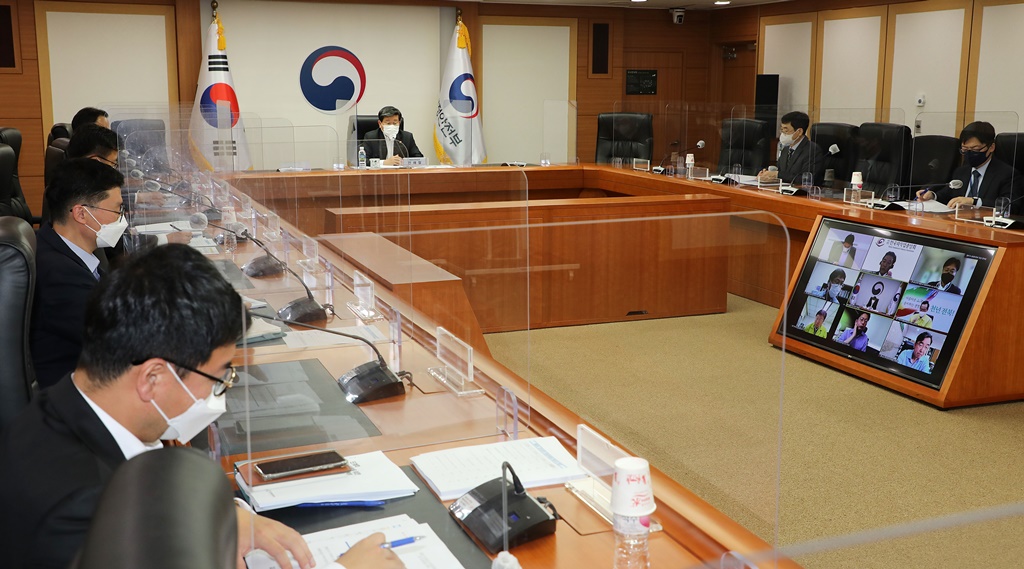 Minister Jeon Hae-cheol of the Interior and Safety is giving opening remarks at the virtually held '3rd Autonomy and Safety Subcommittee' of the Committee for Recovery of Normal Life from COVID-19 at Government Complex Seoul on Oct. 25.