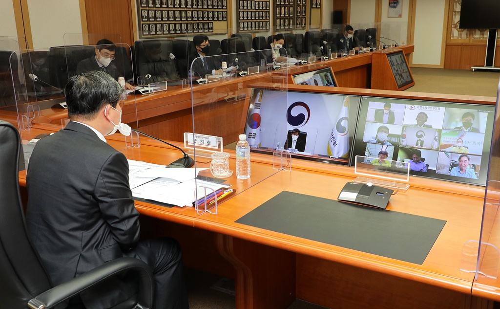 Minister Jeon Hae-cheol of the Interior and Safety is giving opening remarks at the virtually held '3rd Autonomy and Safety Subcommittee' of the Committee for Recovery of Normal Life from COVID-19 at Government Complex Seoul on Oct. 25.