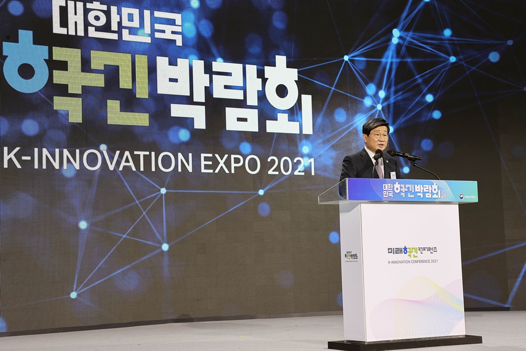 Minister Jeon Hae-cheol of the Interior and Safety is delivering an opening speech at the opening ceremony of the 2021 K-Innovation Expo at Dongdaemun Design Plaza, Seoul on November 3.