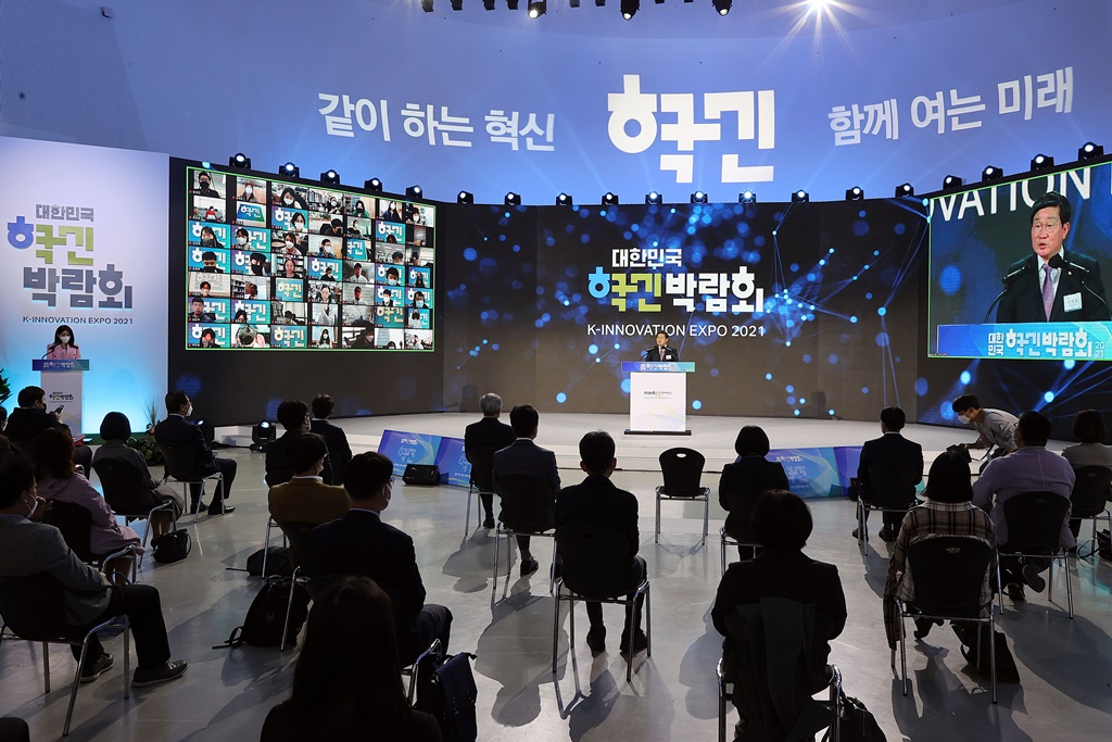 Minister Jeon Hae-cheol of the Interior and Safety is delivering an opening speech at the opening ceremony of the 2021 K-Innovation Expo at Dongdaemun Design Plaza, Seoul on November 3.