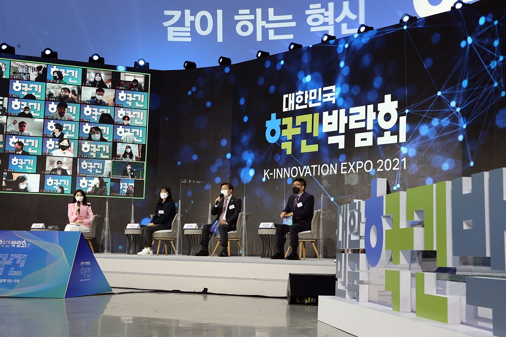 Minister Jeon Hae-cheol of the Interior and Safety (center) and online participants are having discussion, including presentations on innovation cases, at the opening ceremony of the 2021 K-Innovation Expo at Dongdaemun Design Plaza, Seoul on November 3.