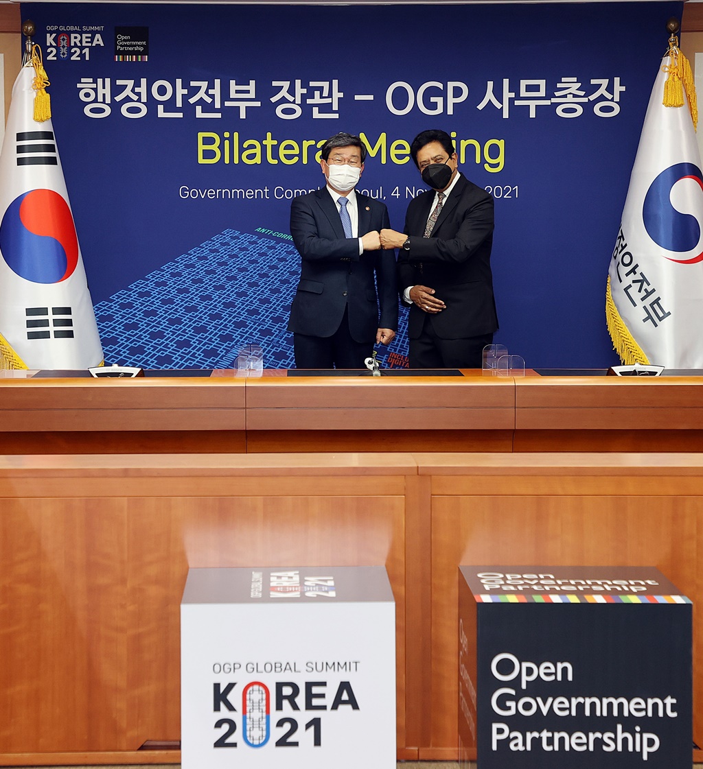 Minister Jeon Hae-cheol of the Interior and Safety (left) is taking commemorative photos with OGP CEO Sanjay Pradhan who visited Korea to discuss the OGP Global Summit to take place on December 15-17 at COEX, Seoul on November 4 at Government Complex Seoul.
