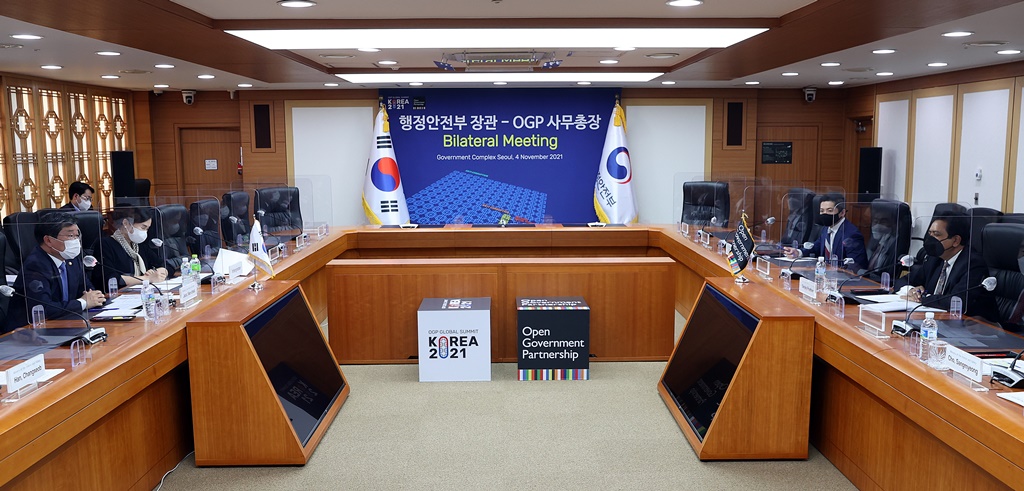 Minister Jeon Hae-cheol of the Interior and Safety is having a meeting with OGP CEO Sanjay Pradhan who visited Korea to discuss the OGP Global Summit to take place on December 15-17 at COEX, Seoul on November 4 at Government Complex Seoul.