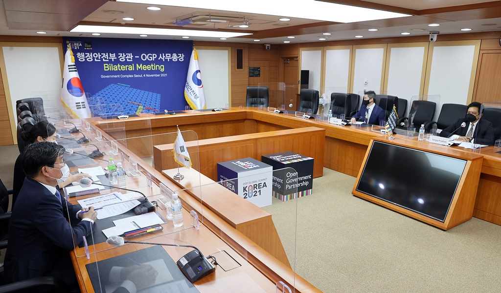 Minister Jeon Hae-cheol of the Interior and Safety is having a meeting with OGP CEO Sanjay Pradhan who visited Korea to discuss the OGP Global Summit to take place on December 15-17 at COEX, Seoul on November 4 at Government Complex Seoul.