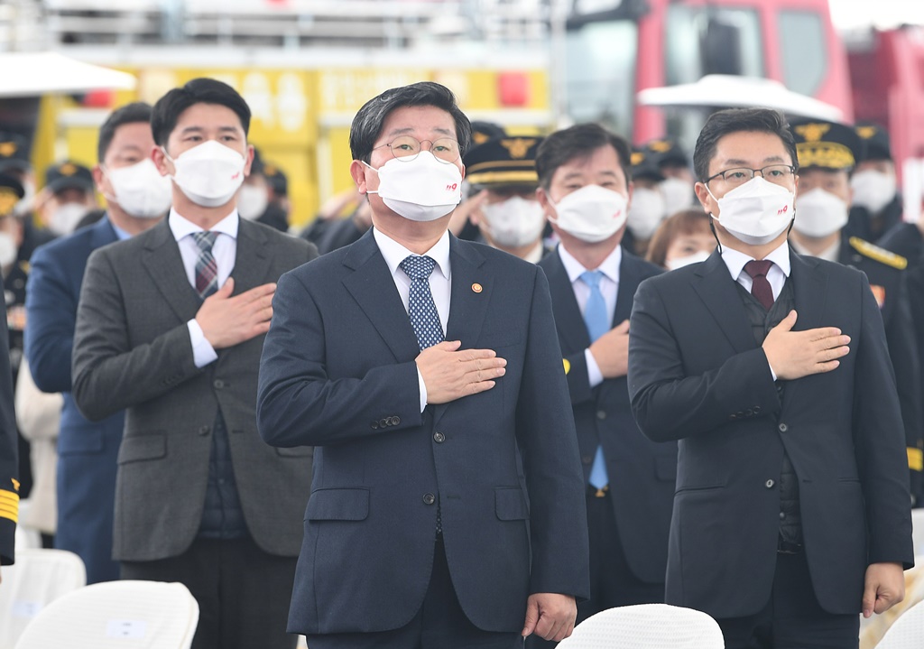 Minister Jeon Hae-cheol of the Interior and Safety pledges allegiance to the nation at the 59th Firefighting Day ceremony held at the site for National Firefighting Hospital at Eumseong-gun, Chungbuk Province on Nov. 9. 