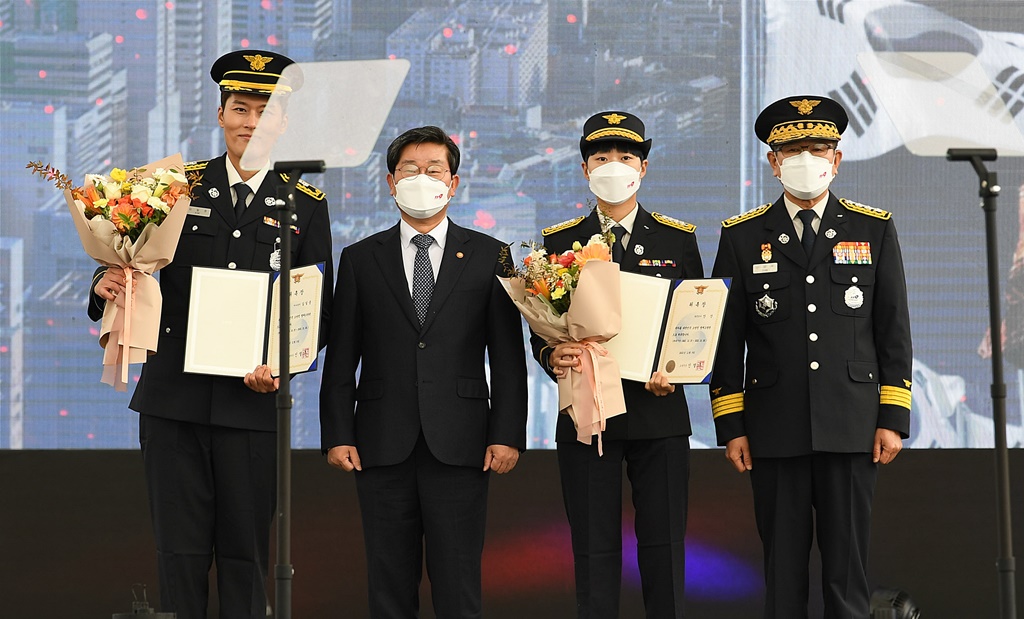 At the 59th Firefighting Day ceremony held at the site for National Firefighting Hospital at Eumseong-gun, Chungbuk Province on Nov. 9, Minister Jeon Hae-cheol of the Interior and Safety and Korean National Fire Commissioner Shin Yeol-woo are taking photos with announcer Kim Il-joong and Korean national team archer An San who are appointed as honorary firefighters.  