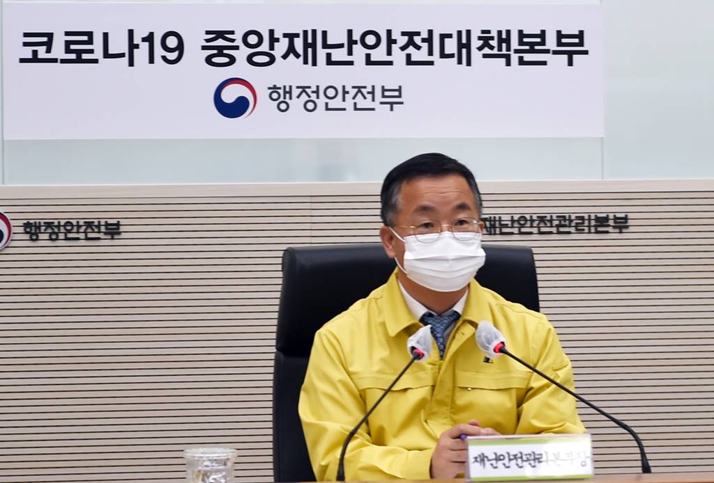 이승우 행정안전부 재난안전관리본부장은 24일 저녁 세종시 정부세종2청사 중앙재난안전상황실에서 제42차 코로나19 '지자체(17개 시도 부단체장) 대처상황 영상점검회의'를 주재하고 있다