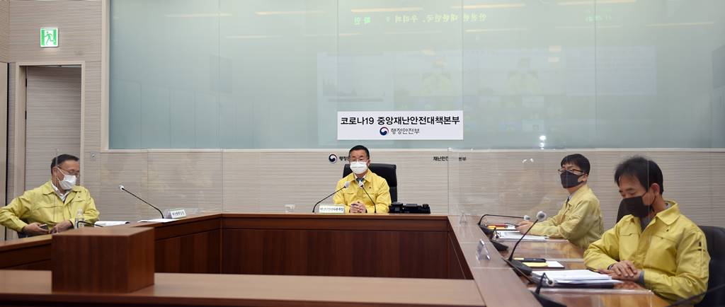 이승우 행정안전부 재난안전관리본부장은 24일 저녁 세종시 정부세종2청사 중앙재난안전상황실에서 제42차 코로나19 '지자체(17개 시도 부단체장) 대처상황 영상점검회의'를 주재하고 있다