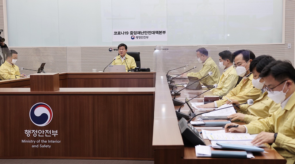 Interior and Safety Minister Jeon Hae-cheol, Vice Head 2 of the Central Disaster and Safety Countermeasures Headquarters (CDSCH), gives opening remarks at a video meeting of CDSCH on responses to COVID-19 and vaccination at the central disaster safety situation room in Government Complex Sejong-2 on December 1.