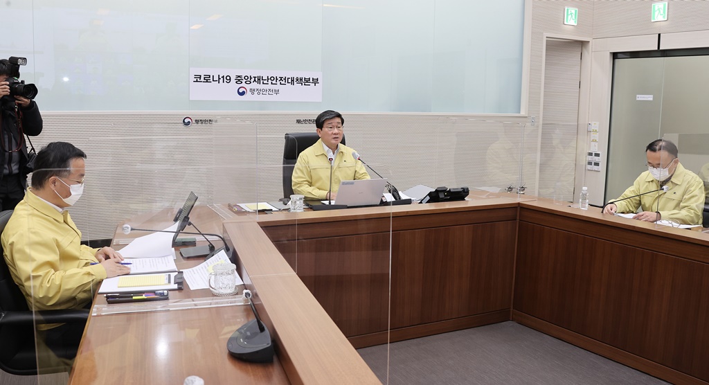 Interior and Safety Minister Jeon Hae-cheol, Vice Head 2 of the Central Disaster and Safety Countermeasures Headquarters (CDSCH), gives opening remarks at a video meeting of CDSCH on responses to COVID-19 and vaccination at the central disaster safety situation room in Government Complex Sejong-2 on December 1.