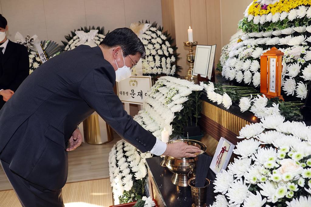전해철 행정안전부 장관이 7일 오후 경기 평택시 냉동창고 신축 공사장 화재 현장에서 순직한 소방관 3명의 빈소가 마련된 평택 제일장례식장에서 故 이형석 소방위, 故 박수동 소방교, 故 조우찬 소방사에 대한 훈장 추서하고 있다.