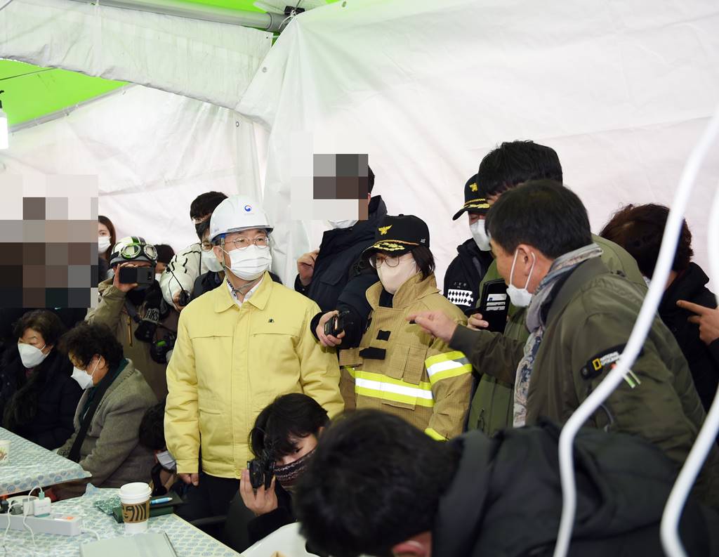 행정안전부 이승우 재난안전관리본부장이 12일 밤 광주 서구 화정동 아파트 붕괴사고 현장을 찾아 실종자 가족들을 만나 상황을 설명하고, 실종자 가족 지원에 만전을 기해달라고 당부하고 있다