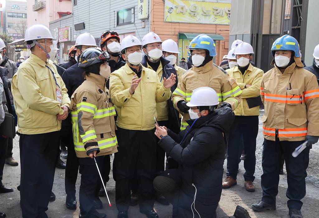 전해철 행정안전부 장관이 17일 오후 광주 서구 화정동 아이파크 아파트 붕괴사고 현장을 찾아 관계자로 부터 사고 경위를 청취하고 있다.