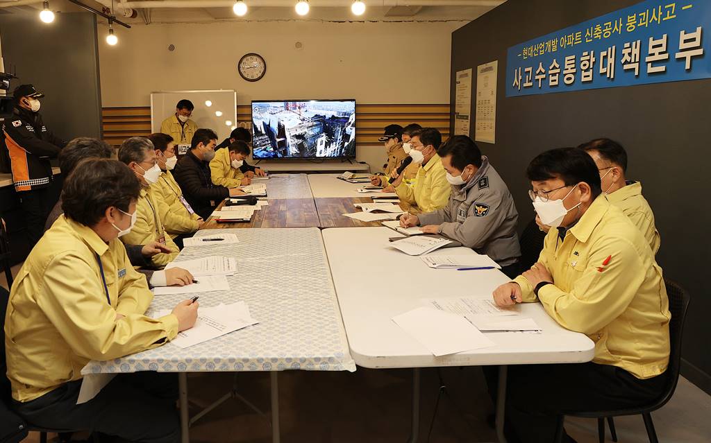 전해철 행정안전부 장관이 17일 오후 광주 서구 화정동 아이파크 아파트 붕괴사고 현장을 찾아 사고현장 점검 후 관계기관 대책회의를 주재하고 있다.