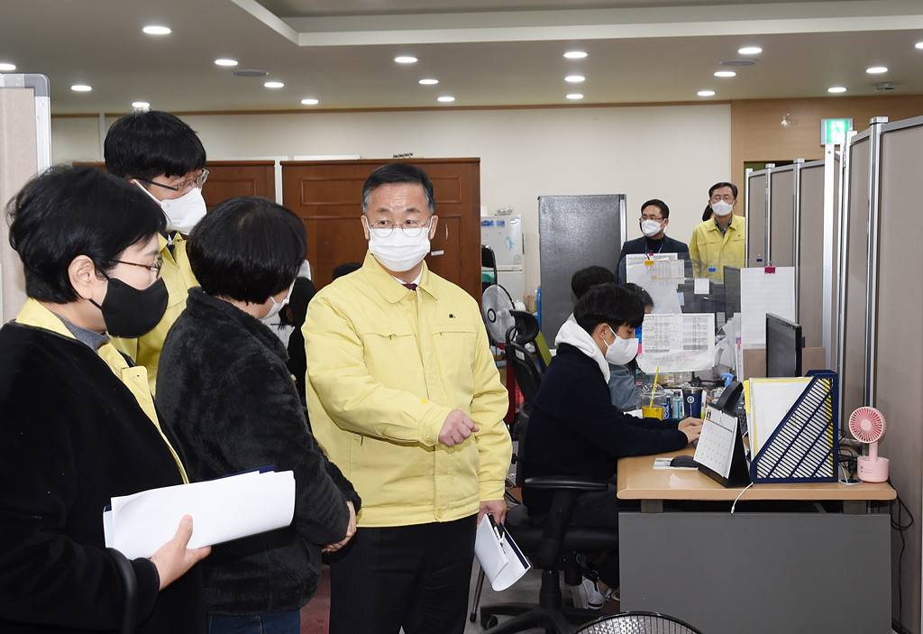 행정안전부 이승우 재난안전관리본부장이 17일 서울 양천구청 내 구성된 재택치료 전담팀을 방문하여 운영현황을 점검하고 관계자들을 격려하고 있다.