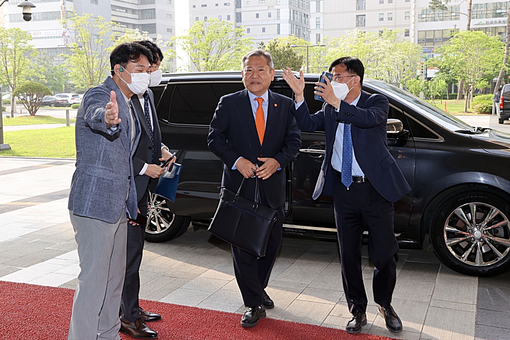 이상민 행정안전부 장관이 13일 오전 정부세종청사 집무실로 첫 출근을 하고 있다.