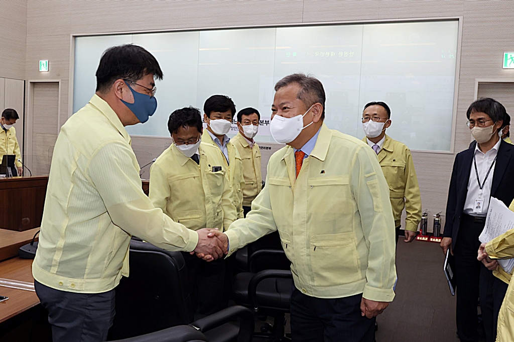 이상민 중대본 2차장(행정안전부 장관)이 13일 오전 정부세종2청사에서 열린 코로나19 중앙재난안전대책본부 회의에 앞서 관계 직원들과 인사하고 있다.