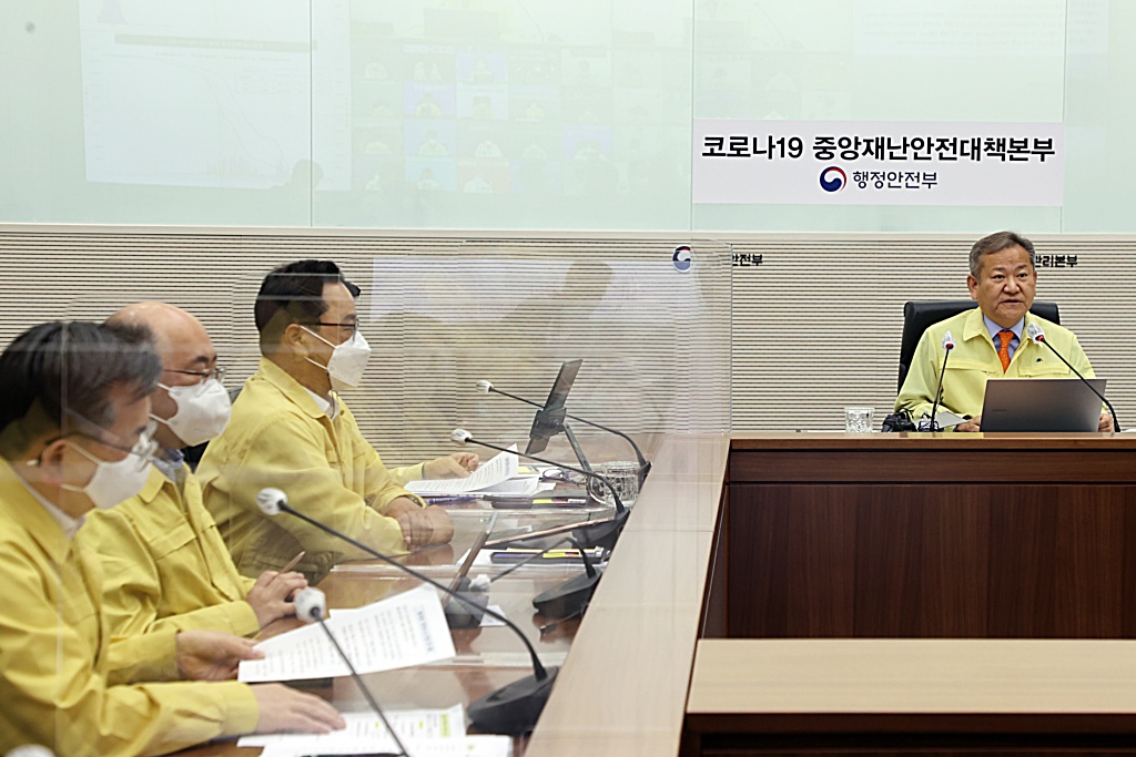 이상민 중대본 2차장(행정안전부 장관)이 13일 오전 정부세종2청사에서 열린 코로나19 중앙재난안전대책본부 회의에서 모두 발언을 하고 있다.