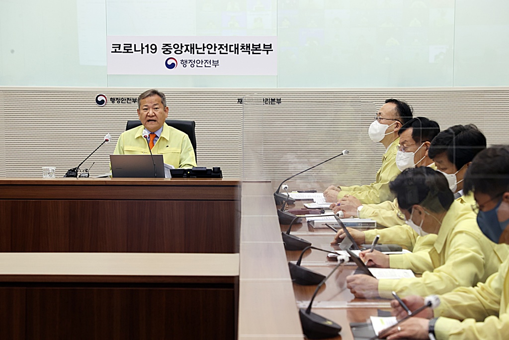 이상민 중대본 2차장(행정안전부 장관)이 13일 오전 정부세종2청사에서 열린 코로나19 중앙재난안전대책본부 회의에서 모두 발언을 하고 있다.