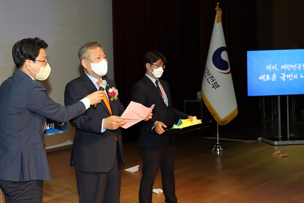 이상민 행정안전부 장관이 13일 오전 정부세종청에서 열린 취임식에서 장관님께 전하는 직원들의 소망메시지가 적힌 종이비행기 날리기 퍼포먼스를 하고 있다.